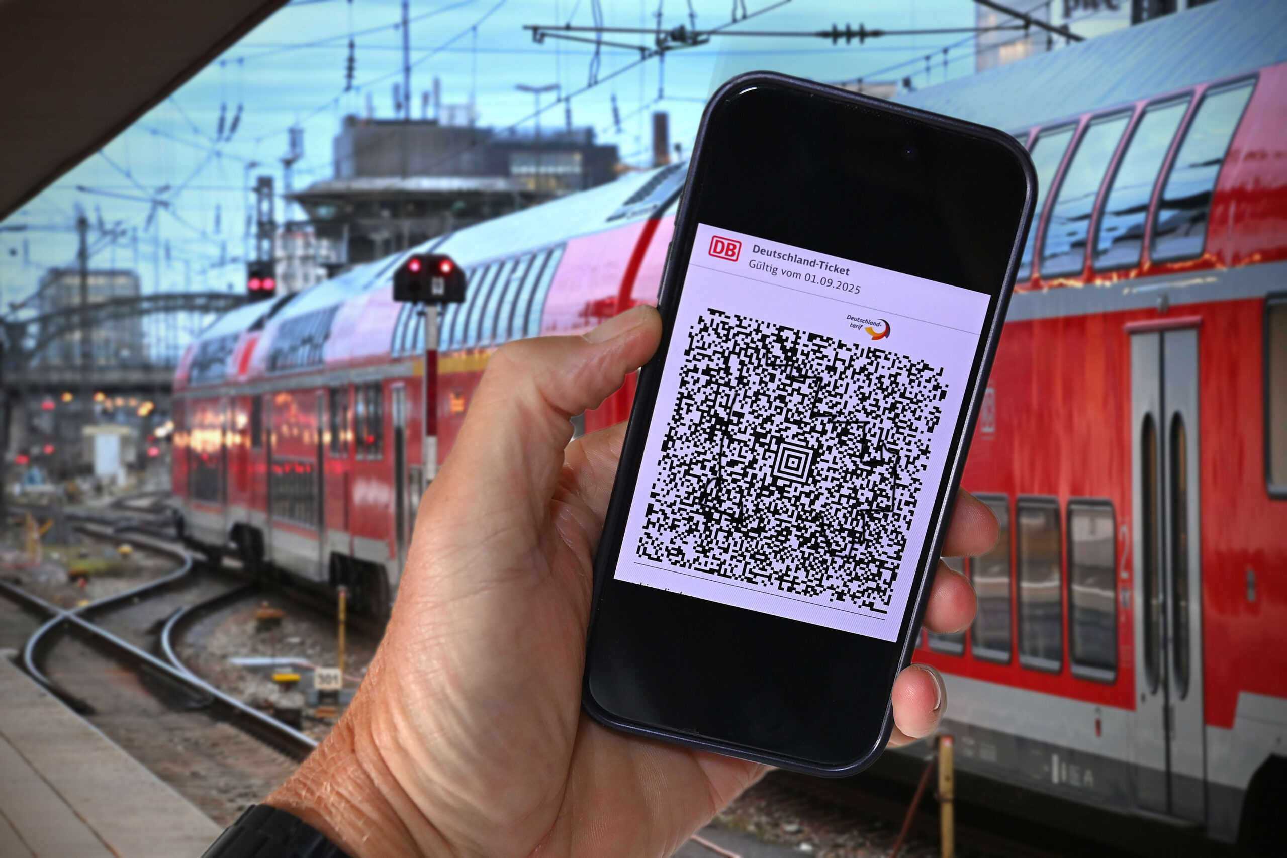 Hand mit Deutschlandticket