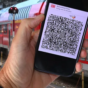 Hand mit Deutschlandticket