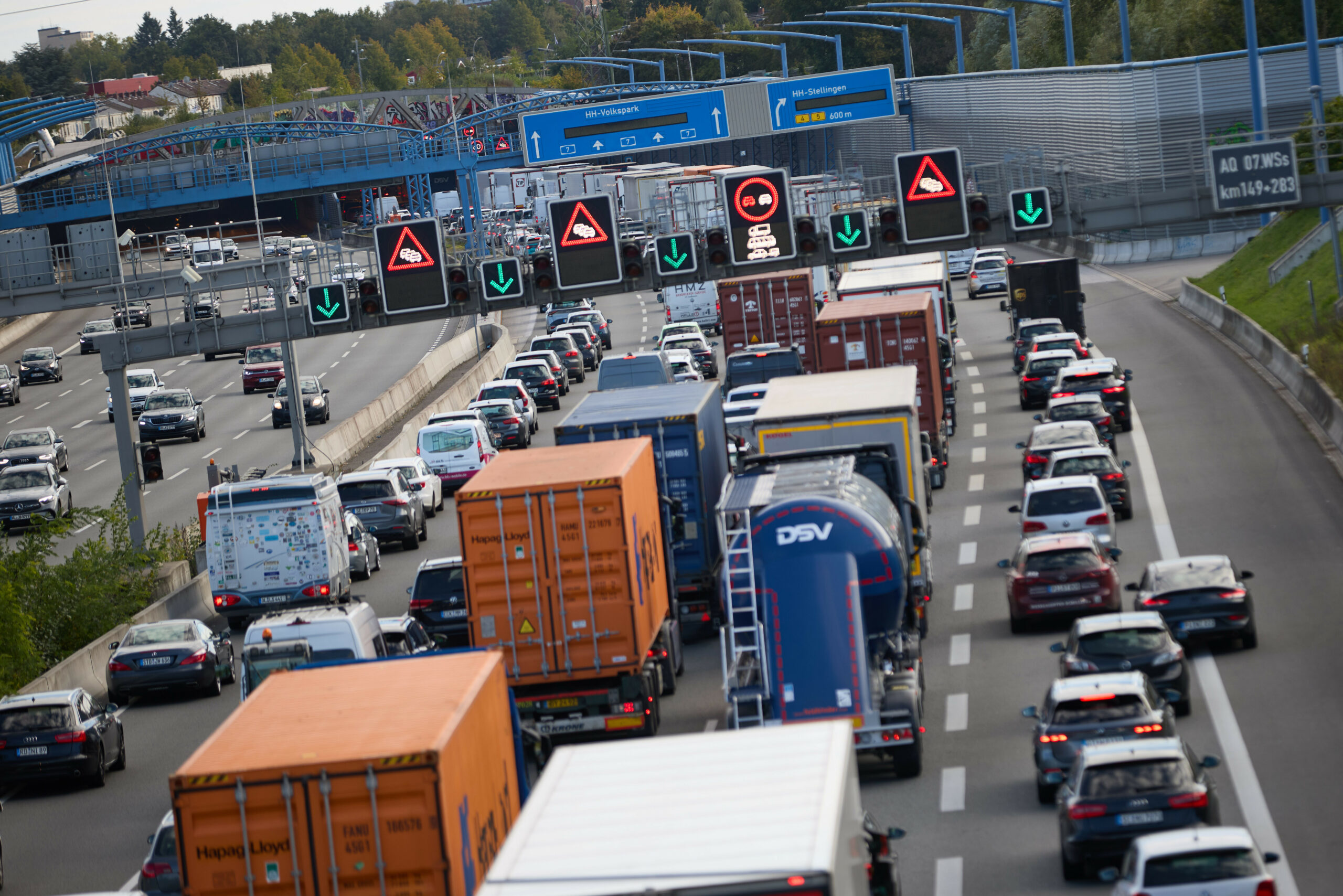 Am Mittwochmorgen sorgten gleich zwei Unfälle für Stau auf der A7. (Symbolbild)