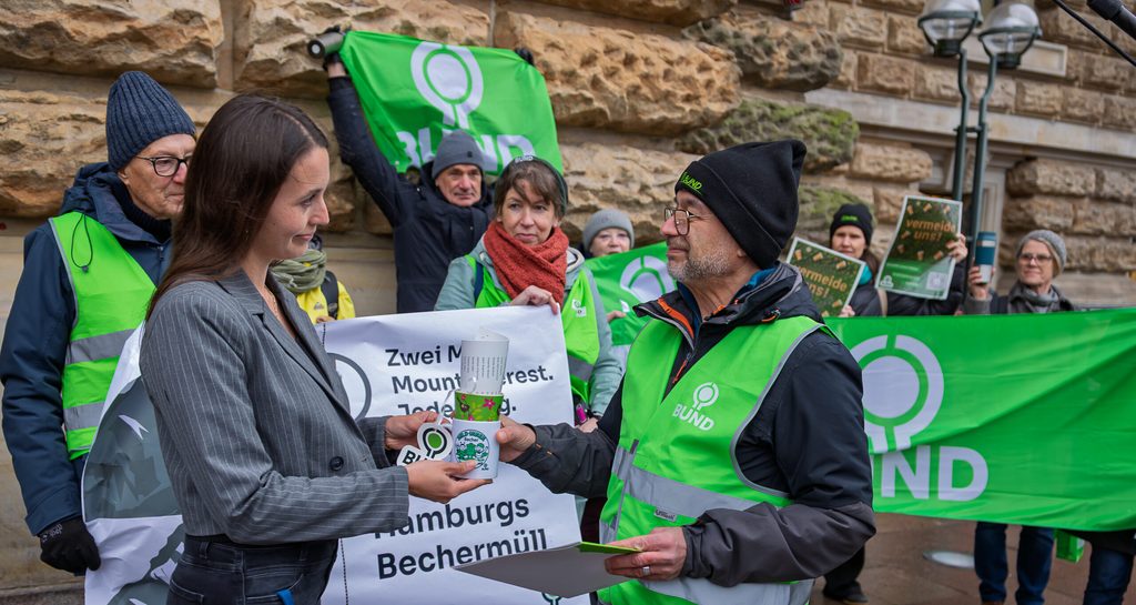 Alina Schefler, Mitarbeiterin des Bürgerbüros der Senatskanzlei nahm die Unterschriftenliste entgegen.
