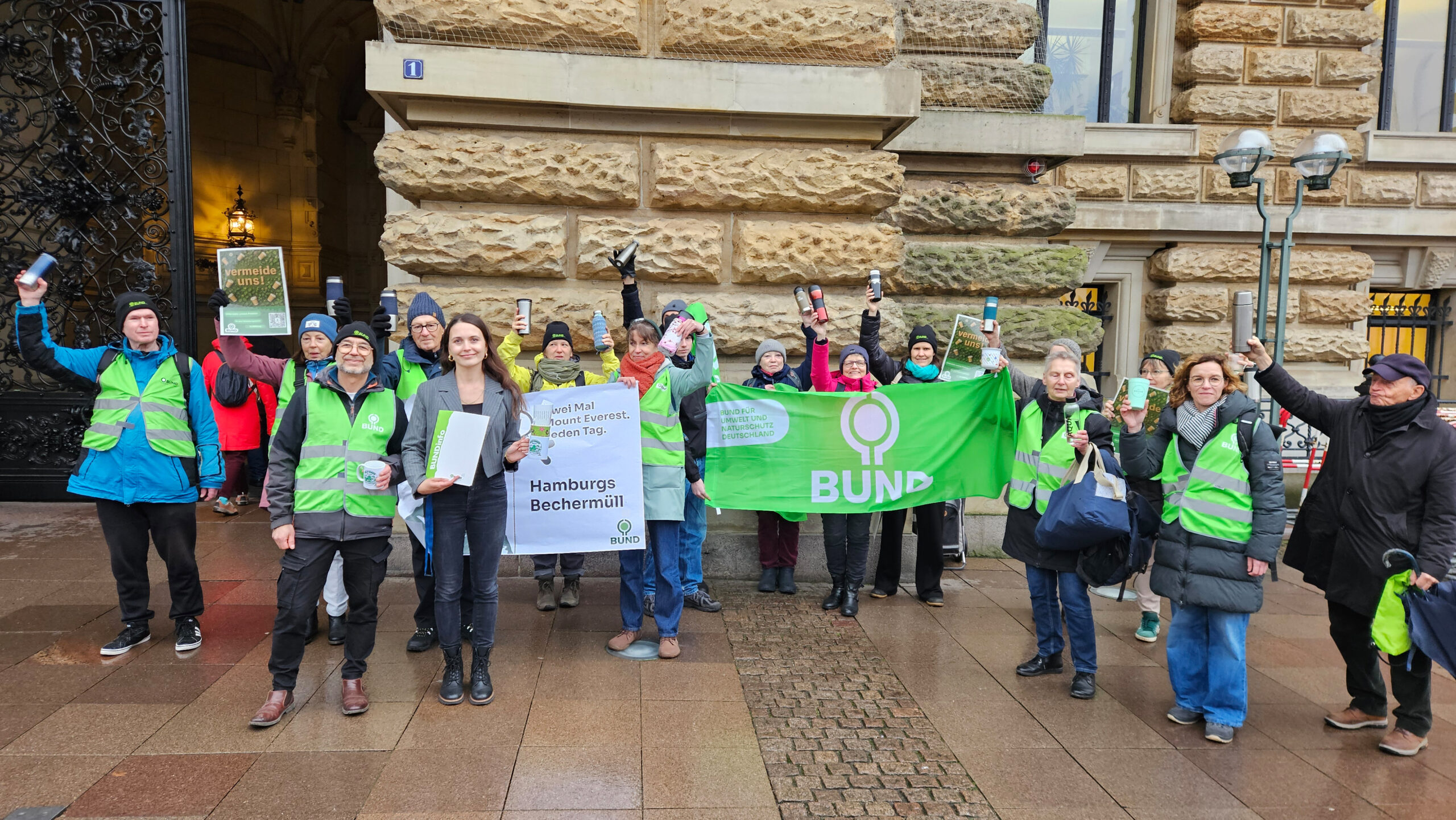 Vor dem Rathaus würde eine Unterschriftenliste an den Hamburger Senat übergeben.