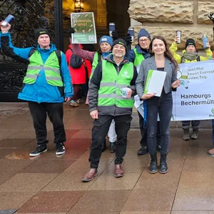 Vor dem Rathaus würde eine Unterschriftenliste an den Hamburger Senat übergeben.