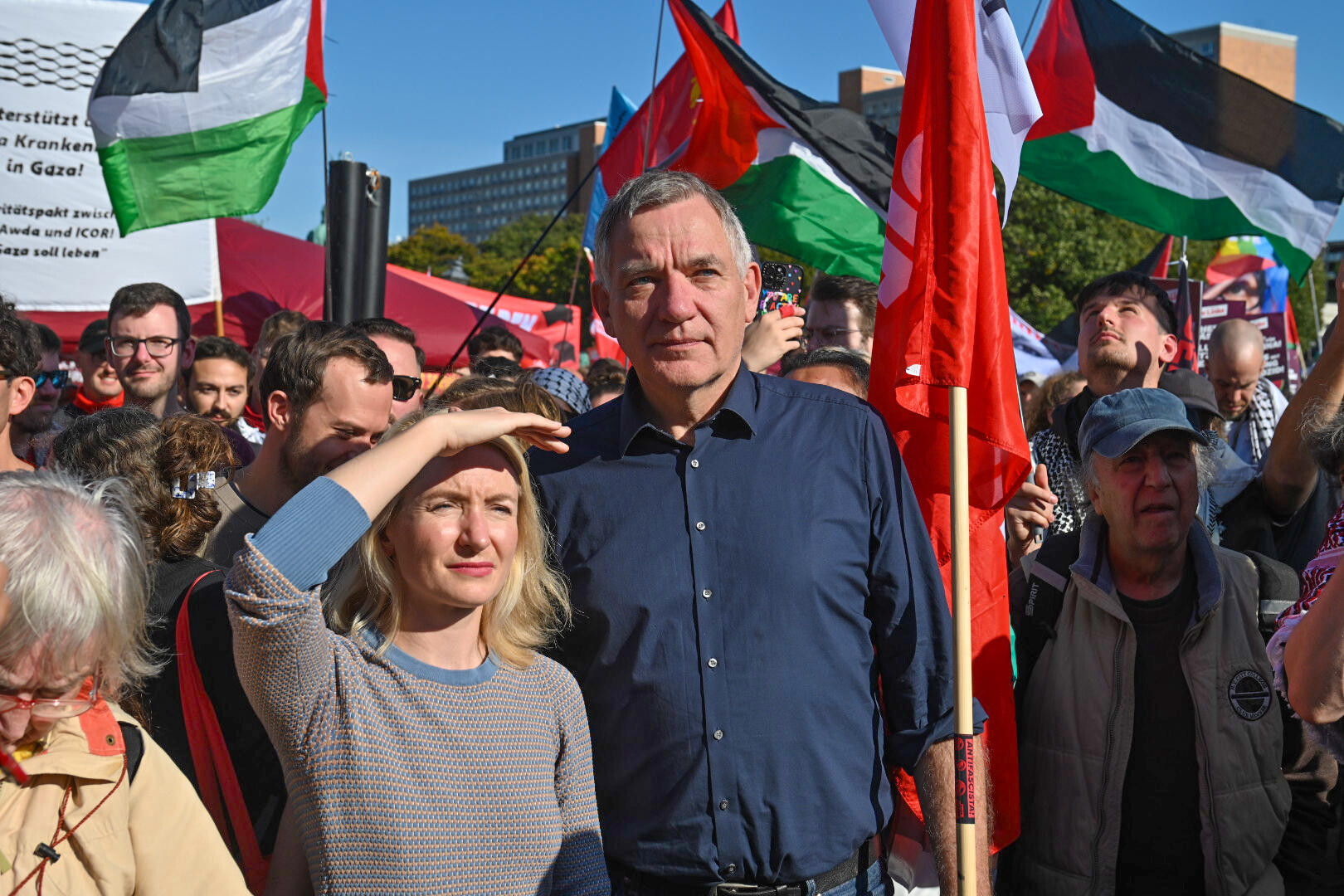 Ines Schwerdtner und Jan van Aken auf einer Solidaritätskundgebung für Gaza in Berlin.