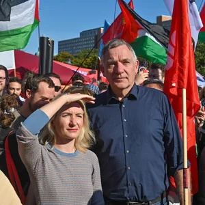 Ines Schwerdtner und Jan van Aken auf einer Solidaritätskundgebung für Gaza in Berlin.