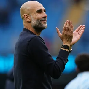Pep Guardiola applaudiert