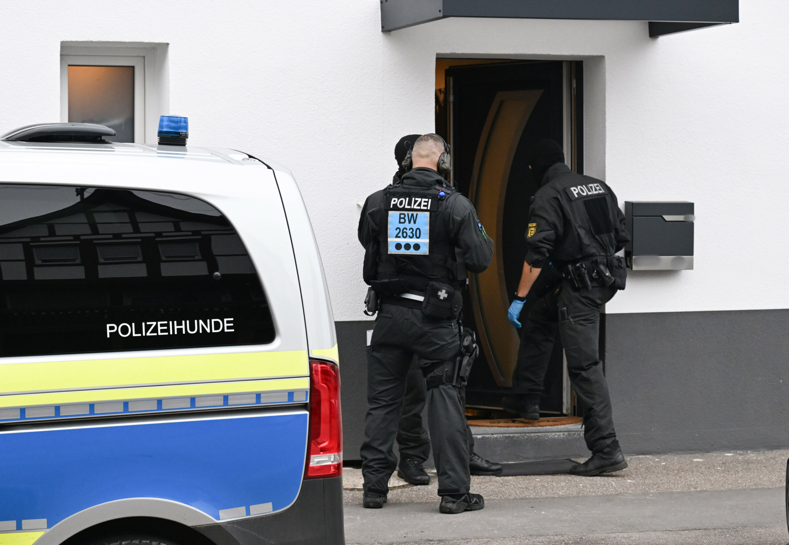 Polizisten bei einer Durchsuchung (Symbolbild).