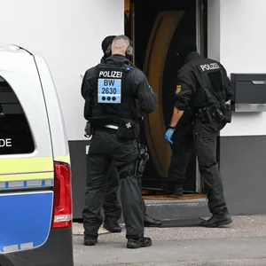 Polizisten bei einer Durchsuchung (Symbolbild).