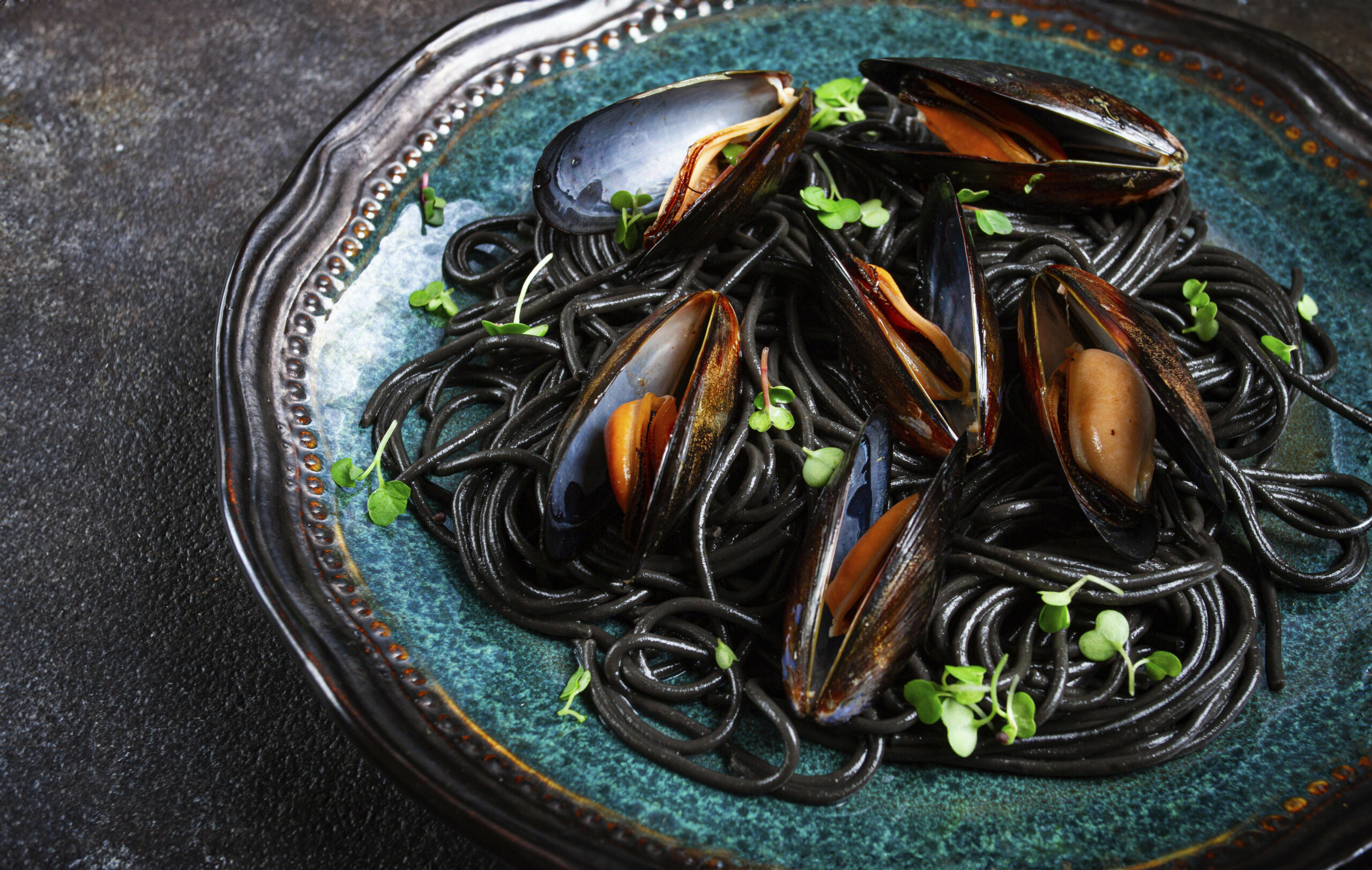 Ein Teller mit Muscheln