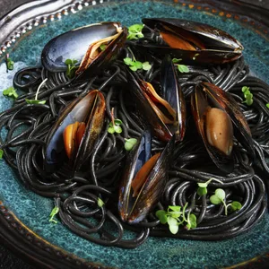 Ein Teller mit Muscheln