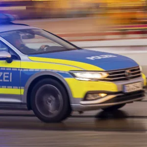 Auf der A1 ist es am Samstagmorgen zu einer wilden Verfolgungsjagd mit der Polizei gekommen. Der flüchtige Autofahrer war erst 16 Jahre alt.