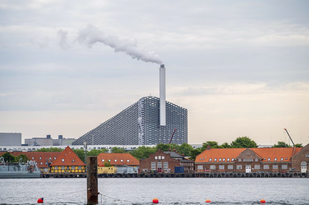 Die 2017 eröffnete Müllverbrennungsanlage ist alles andere als langweilig: Das Dach beherrbergt eine 450 m lange Skipiste, eine Aussichtsplattform, außerem gibt es eine 85 m hohe Kletterwand- das alles mit Blick auf Copenhagen. Bjarke Ingels hat Industrie in ein Erlebnis verwandelt.