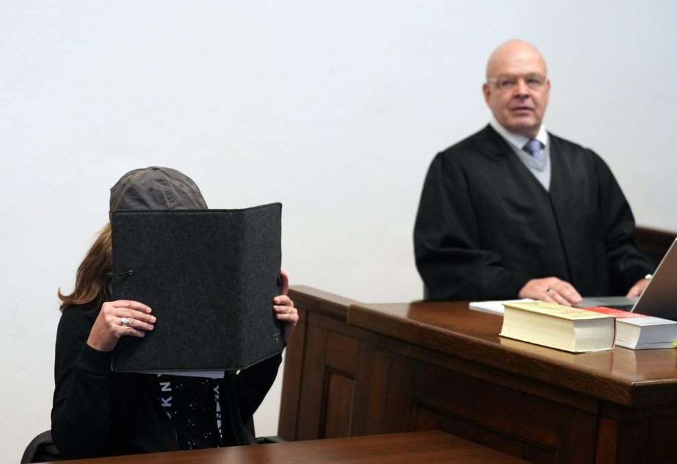 Prozess wegen Gefährdung des Schiffsverkehrs – die Angeklagte sitzt neben ihrem Verteidiger.