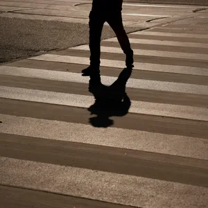 Ein Fußgänger überquert einen Zebrastreifen. (Symbolbild)