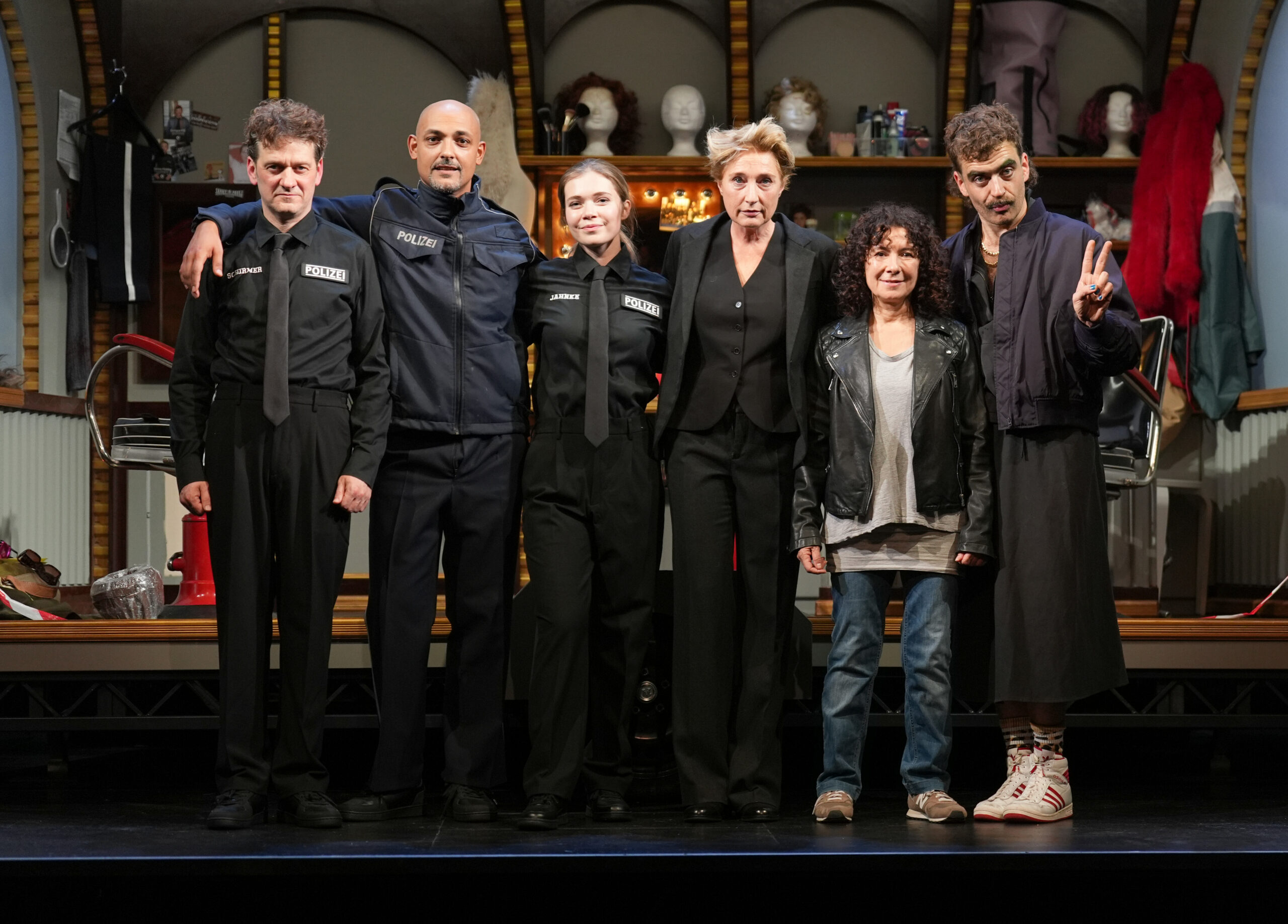 Die Schauspielerinnen und Schauspieler Sven Fricke (l-r), Patrick Abozen, Farina Flebbe, Saskia Fischer, Maria Ketikidou und Enrique Fiß