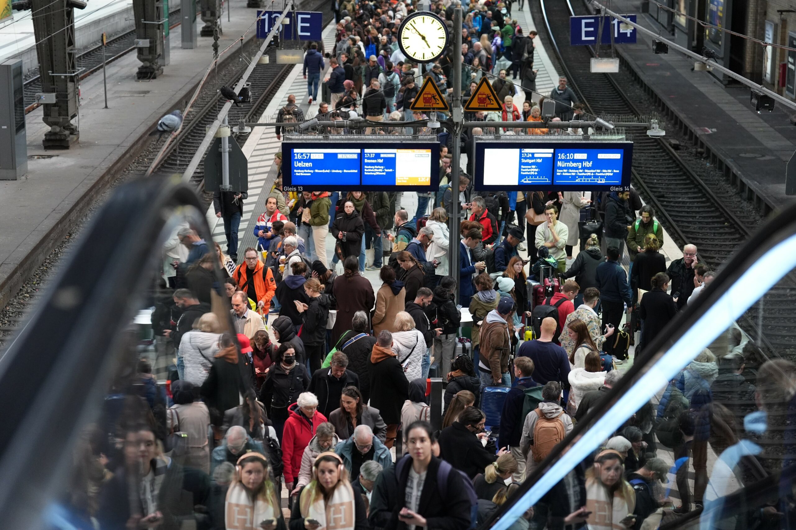 Ein vertrautes Bild am Hamburger Hauptbahnhof: Volle Bahnsteige, verspätete Züge.