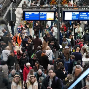 Ein vertrautes Bild am Hamburger Hauptbahnhof: Volle Bahnsteige, verspätete Züge.