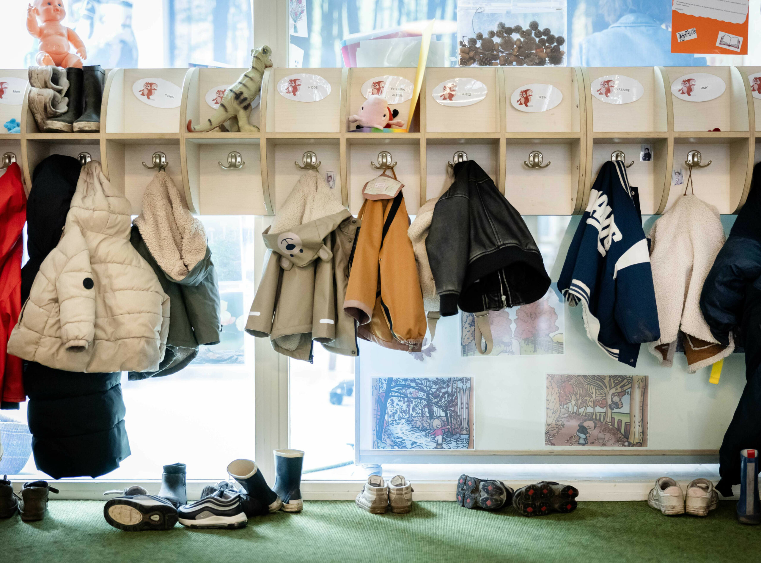Mäntel auf einer Garderobe in einer Kindertagesstätte