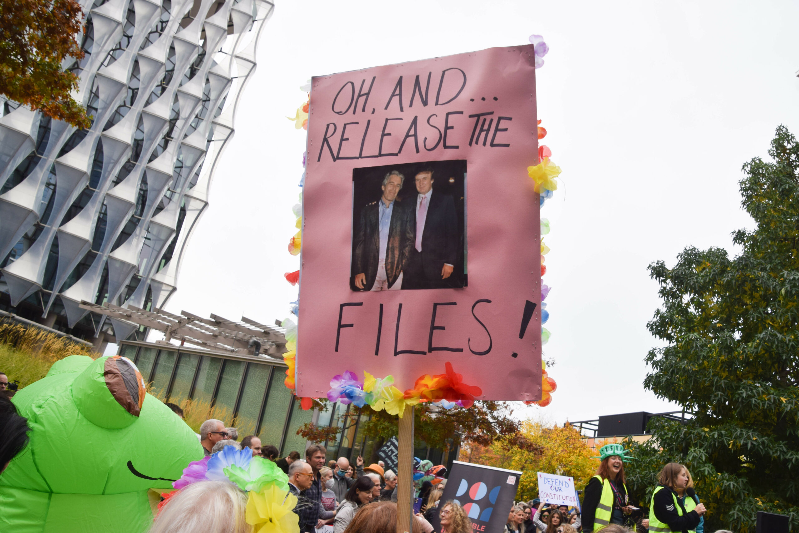 Protestierende zeigen ein Schild auf einer Demonstration im Oktober 2025.