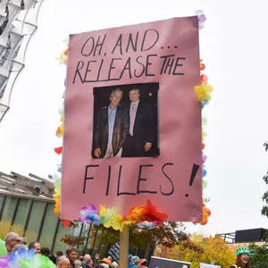Protestierende zeigen ein Schild auf einer Demonstration im Oktober 2025.