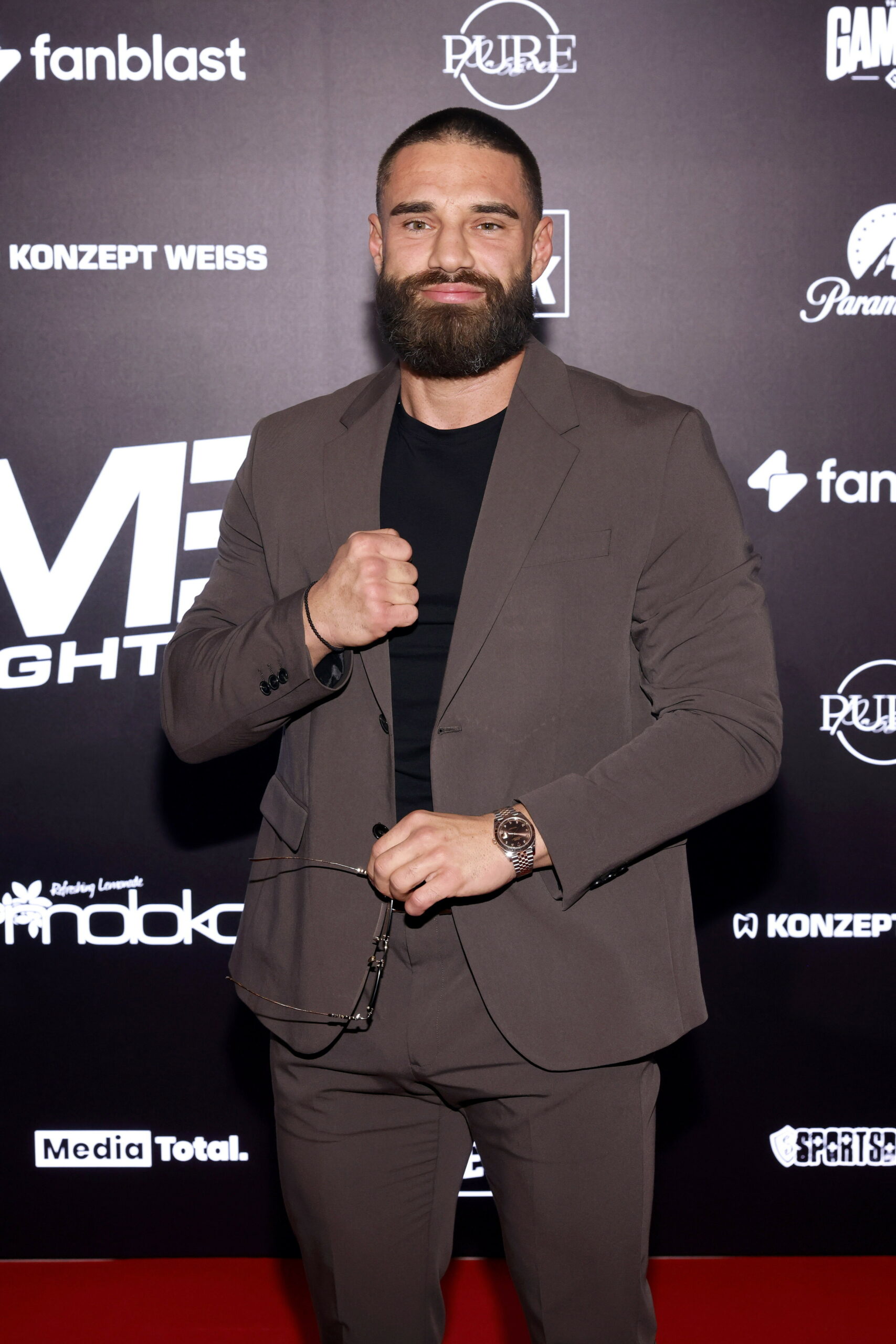 Aleks Petrovic auf dem roten Teppich.