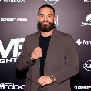 Aleks Petrovic auf dem roten Teppich.