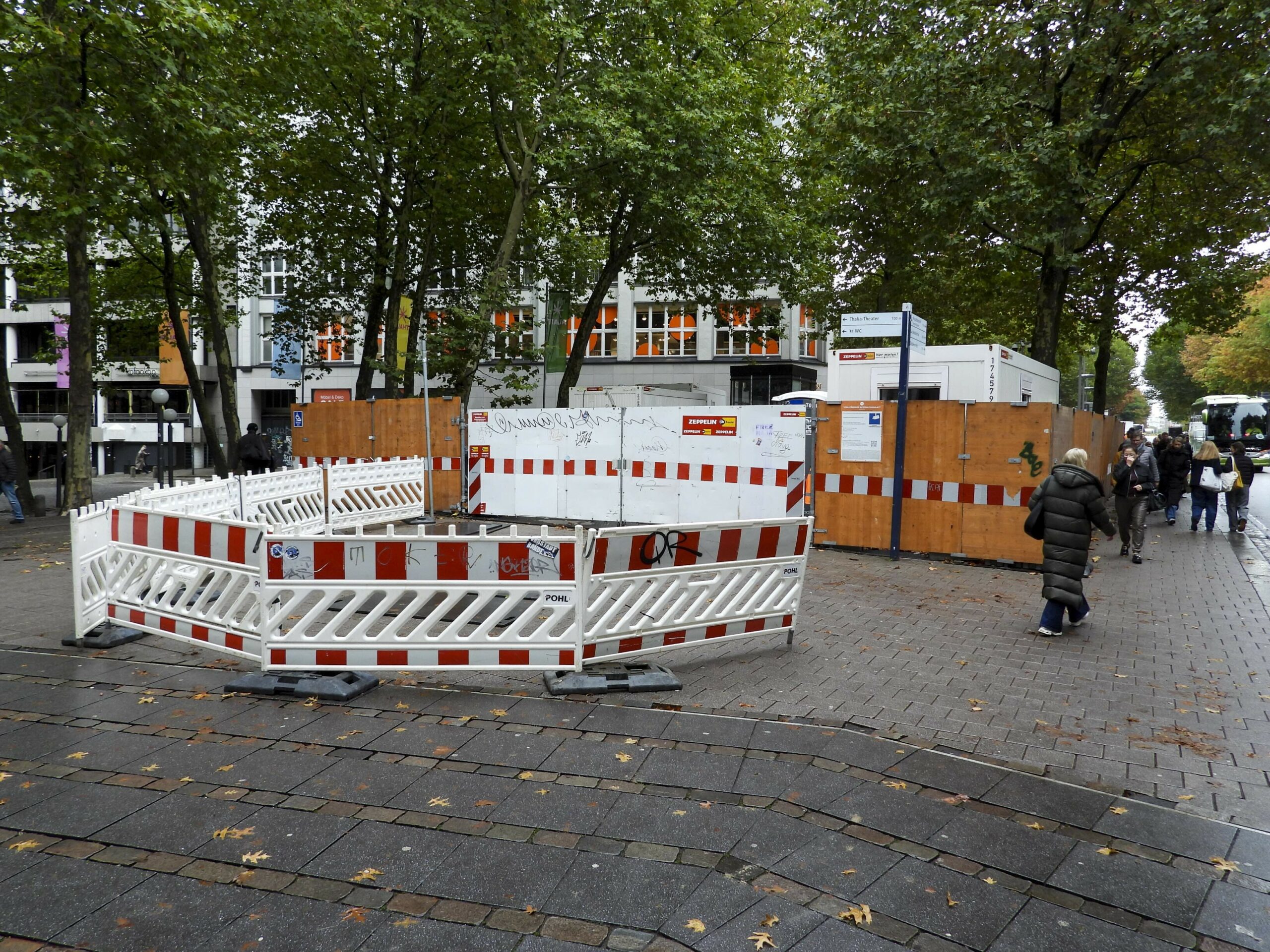 Hamburgs Millionen-Klo am Gerhart-Hauptmann-Platz musste wieder zugeschüttet werden.
