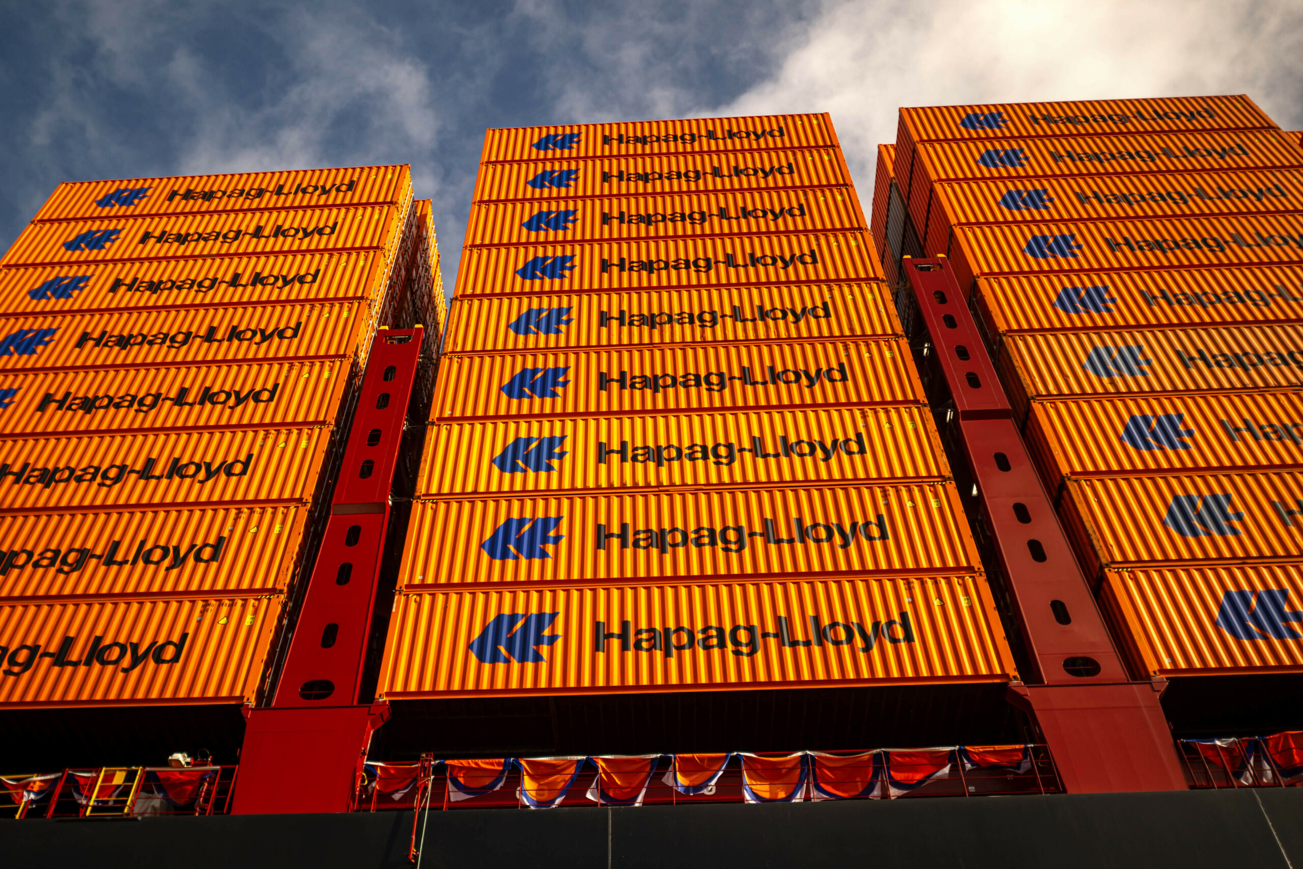 Container der Firma „Hapag-Lloyd" auf einem Containerschiff (Symbolbild)