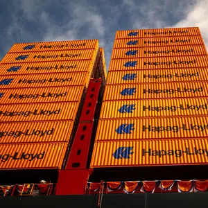 Container der Firma „Hapag-Lloyd" auf einem Containerschiff (Symbolbild)