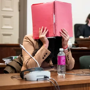 Die 39-jährige Frau sitzt im Landgericht im Saal neben ihrem Anwalt Kilian Tietje.