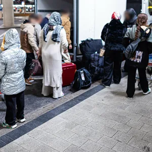 enschen aus Afghanistan, die zuvor mit einem Flugzeug auf dem Flughafen Hannover-Langenhagen gelandet sind, verstauen ihr Gepäck