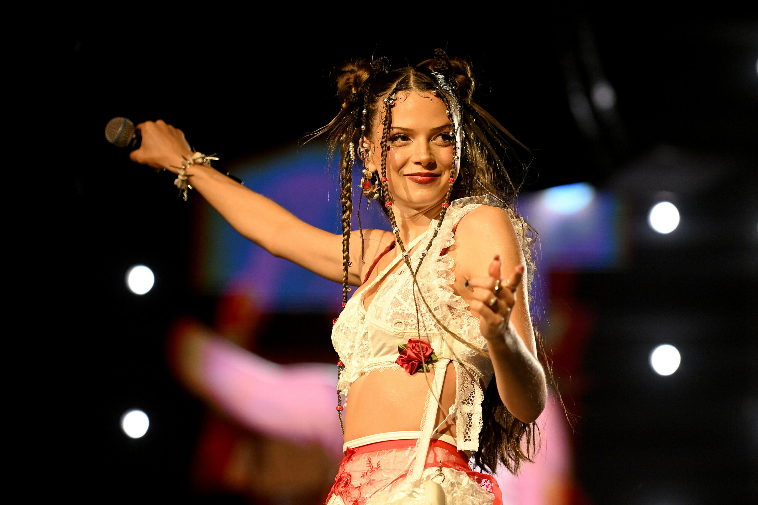 Nina Chuba während eines Konzerts