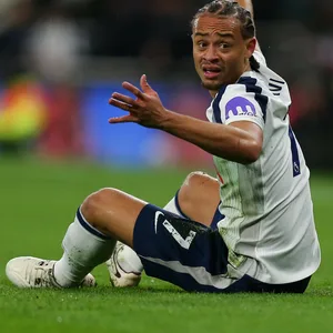 Xavi Simons sitzt reklamierend am Boden