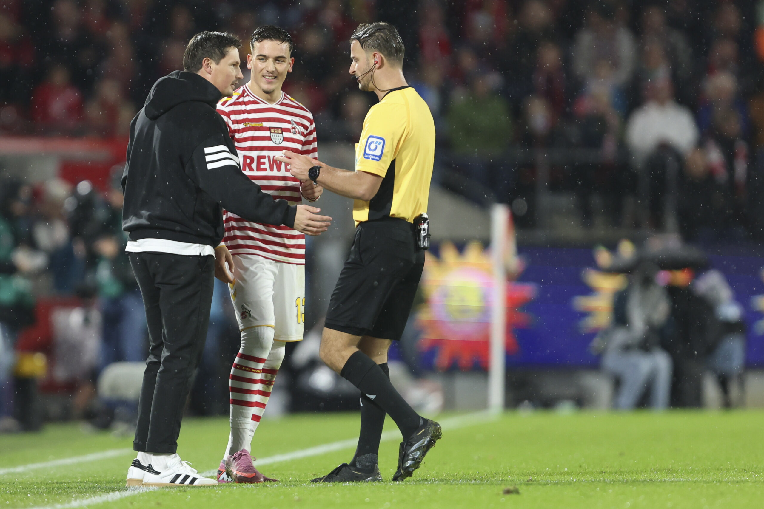 HSV-Trainer Merlin Polzin diskutiert mit Schiedsrichter Daniel Schlager
