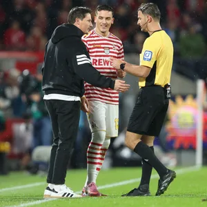 HSV-Trainer Merlin Polzin diskutiert mit Schiedsrichter Daniel Schlager