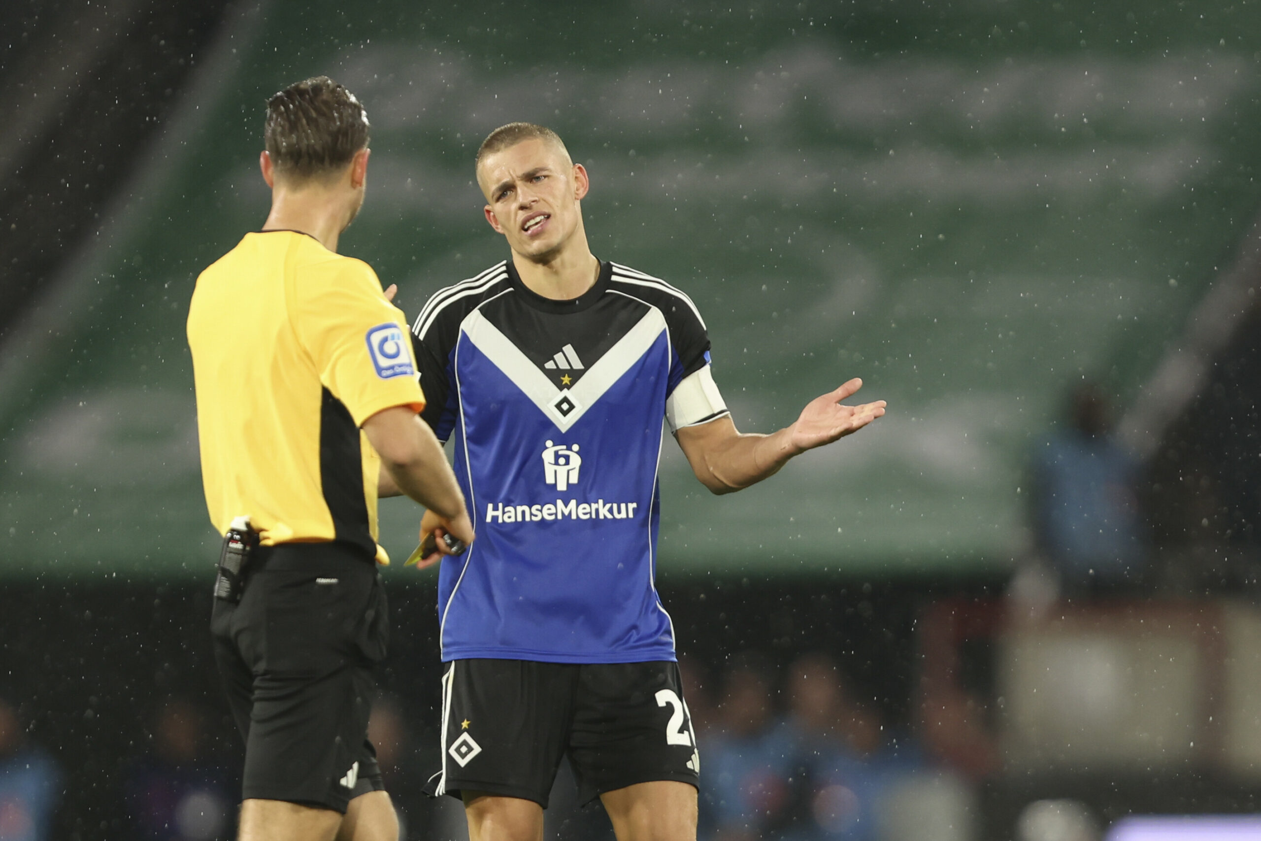 Miro Muheim diskutiert mit Schiedsrichter Daniel Schlager