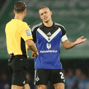 Miro Muheim diskutiert mit Schiedsrichter Daniel Schlager