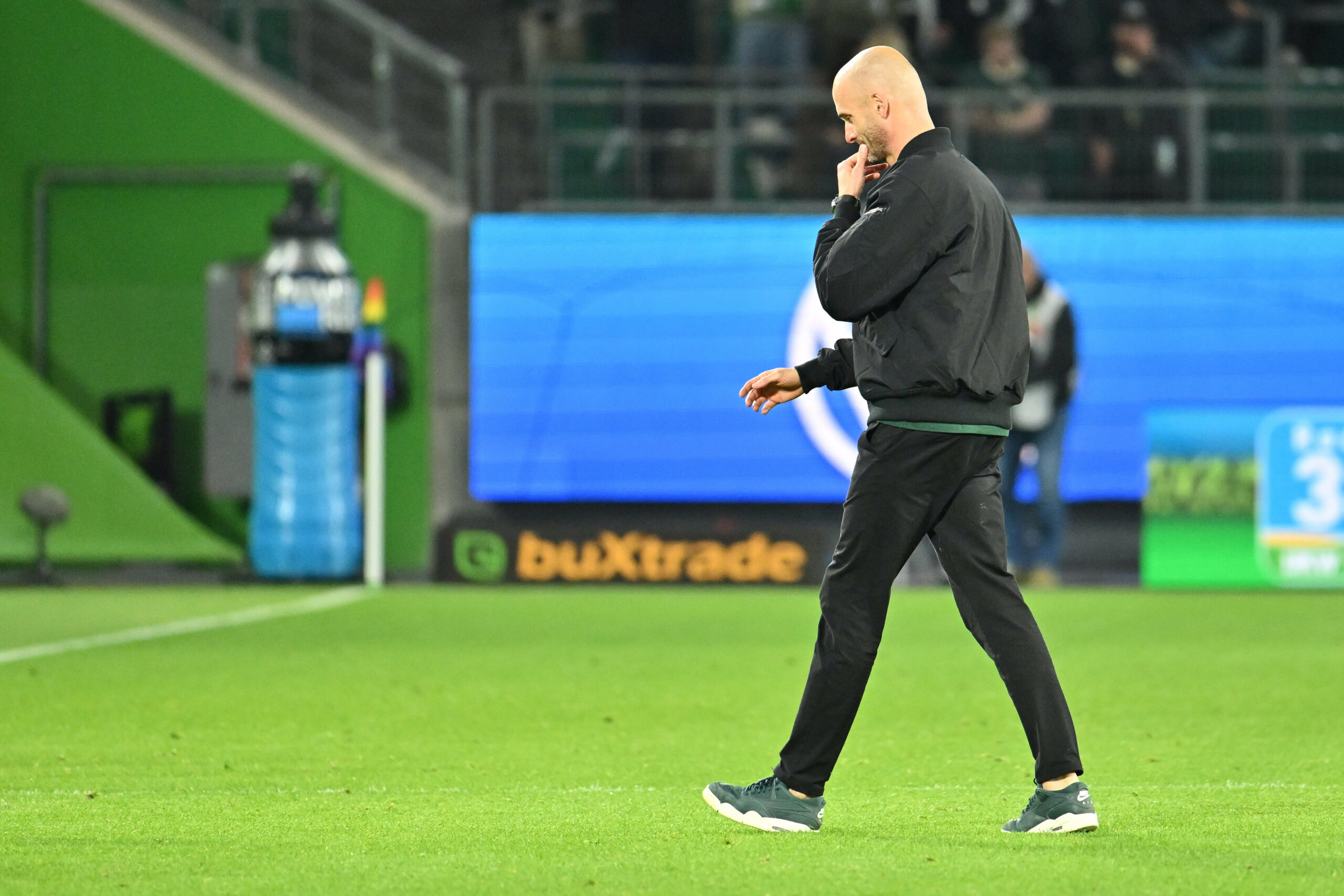 Wolfsburgs Trainer Paul Simonis verlässt den Platz.