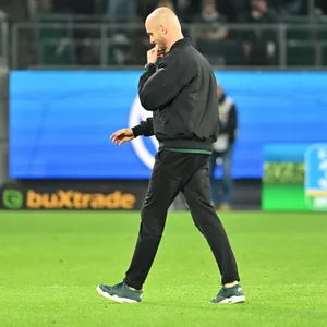 Wolfsburgs Trainer Paul Simonis verlässt den Platz.