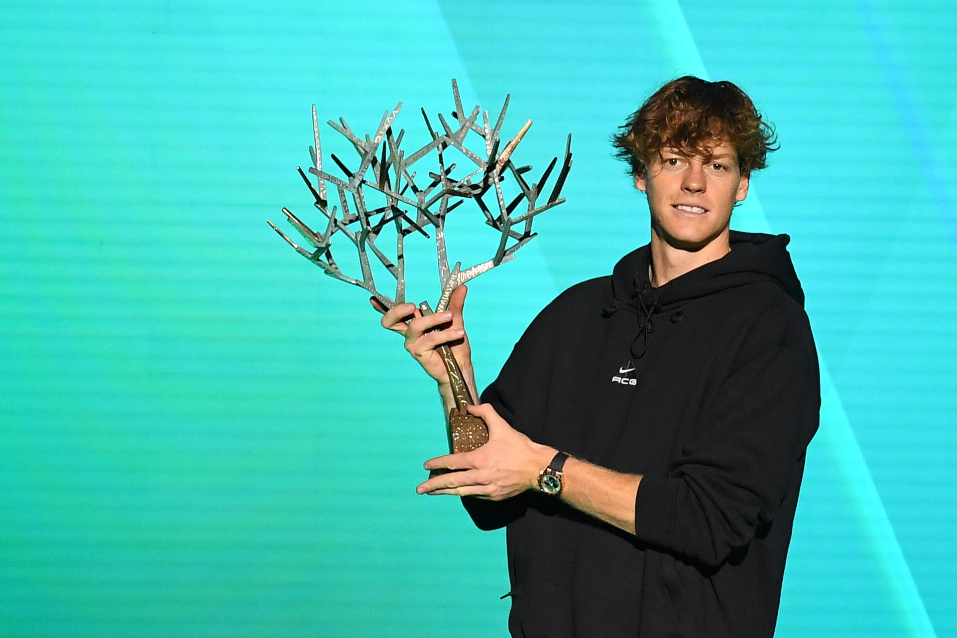 Jannik Sinner feiert seinen Turniersieg in Paris