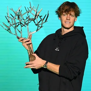 Jannik Sinner feiert seinen Turniersieg in Paris