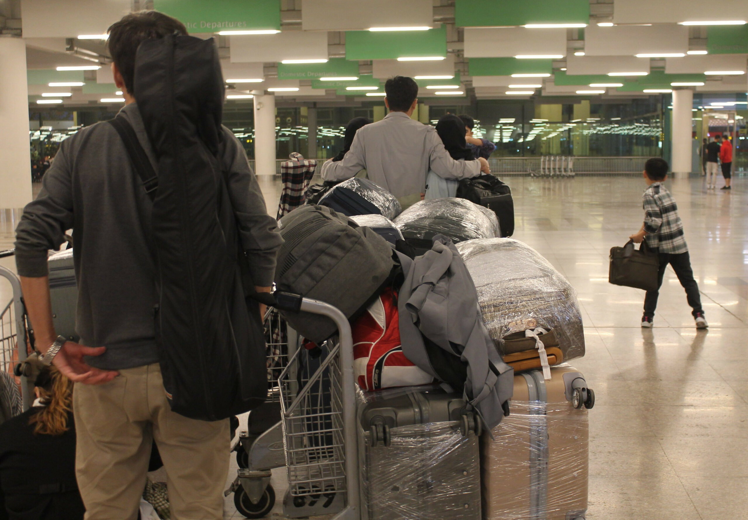 Eine afghanische Familie wartet auf ihre Ausreise nach Deutschland.
