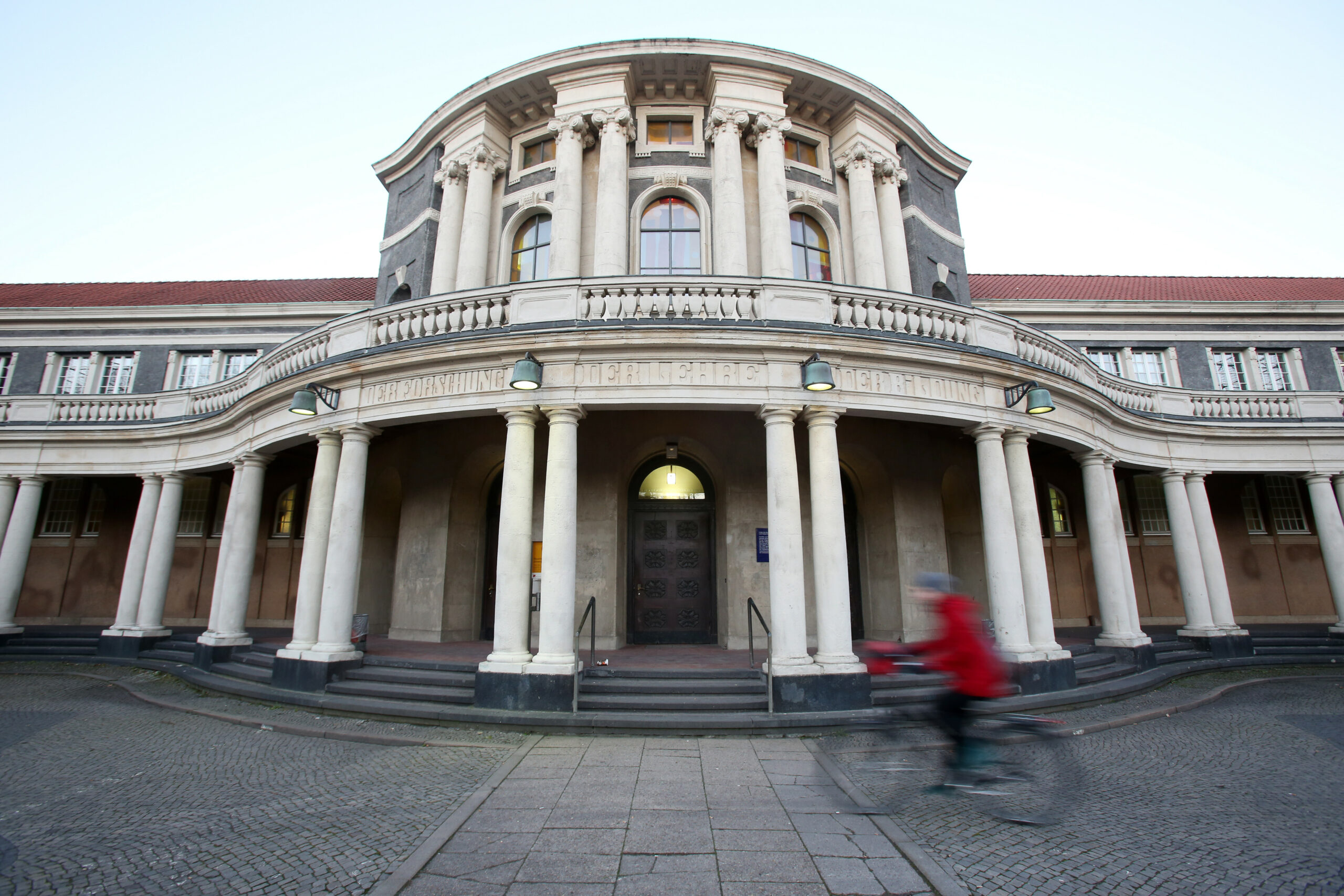 Vorderansicht des Hauptgebäudes der Universität Hamburg