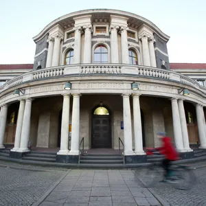 Vorderansicht des Hauptgebäudes der Universität Hamburg