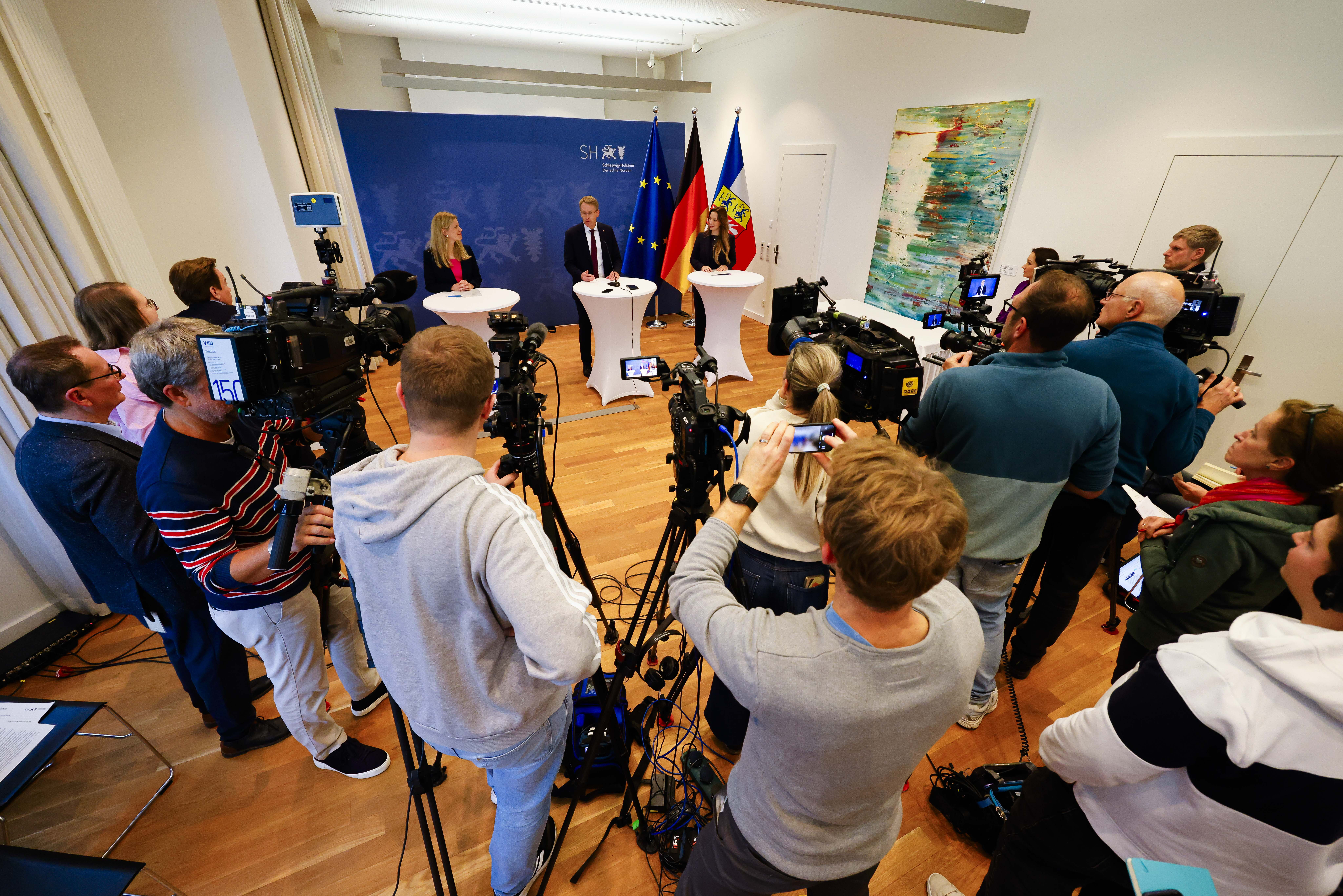 Cornelia Schmachtenberg (CDU), Daniel Günther (CDU), Ministerpräsident von Schleswig-Holstein, und Innen-Staassekretärin Magdalena Finke stehen während einer Pressekonferenz zusammen.