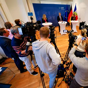 Cornelia Schmachtenberg (CDU), Daniel Günther (CDU), Ministerpräsident von Schleswig-Holstein, und Innen-Staassekretärin Magdalena Finke stehen während einer Pressekonferenz zusammen.