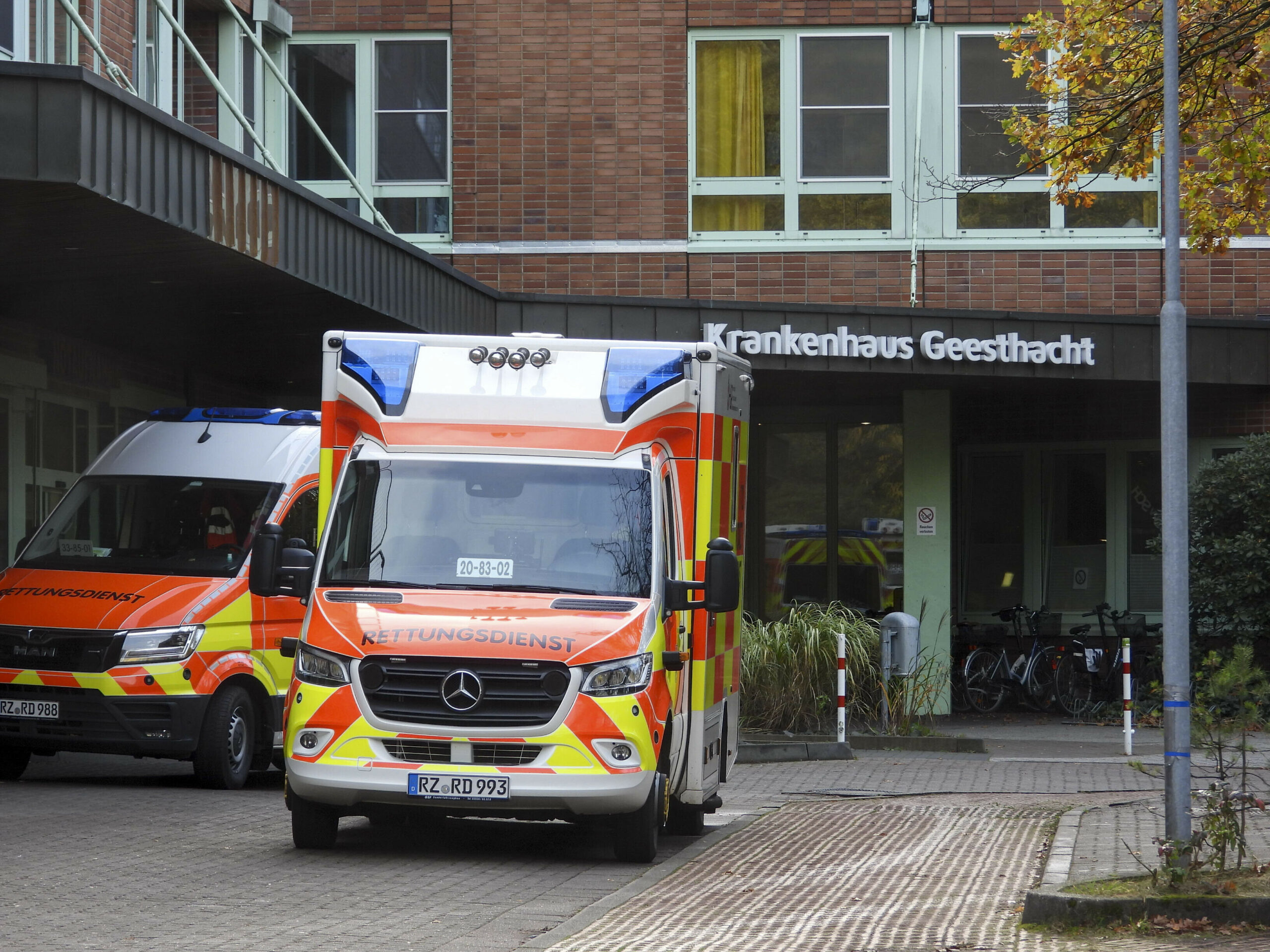 Ein Rettungswagen steht vor dem Eingangsbereich des Krankenhauses Geesthacht.