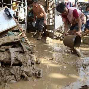 Einwohner räumen vor ihren Häusern auf, nachdem der Taifun Kalmaegi Verwüstungen angerichtet hat.