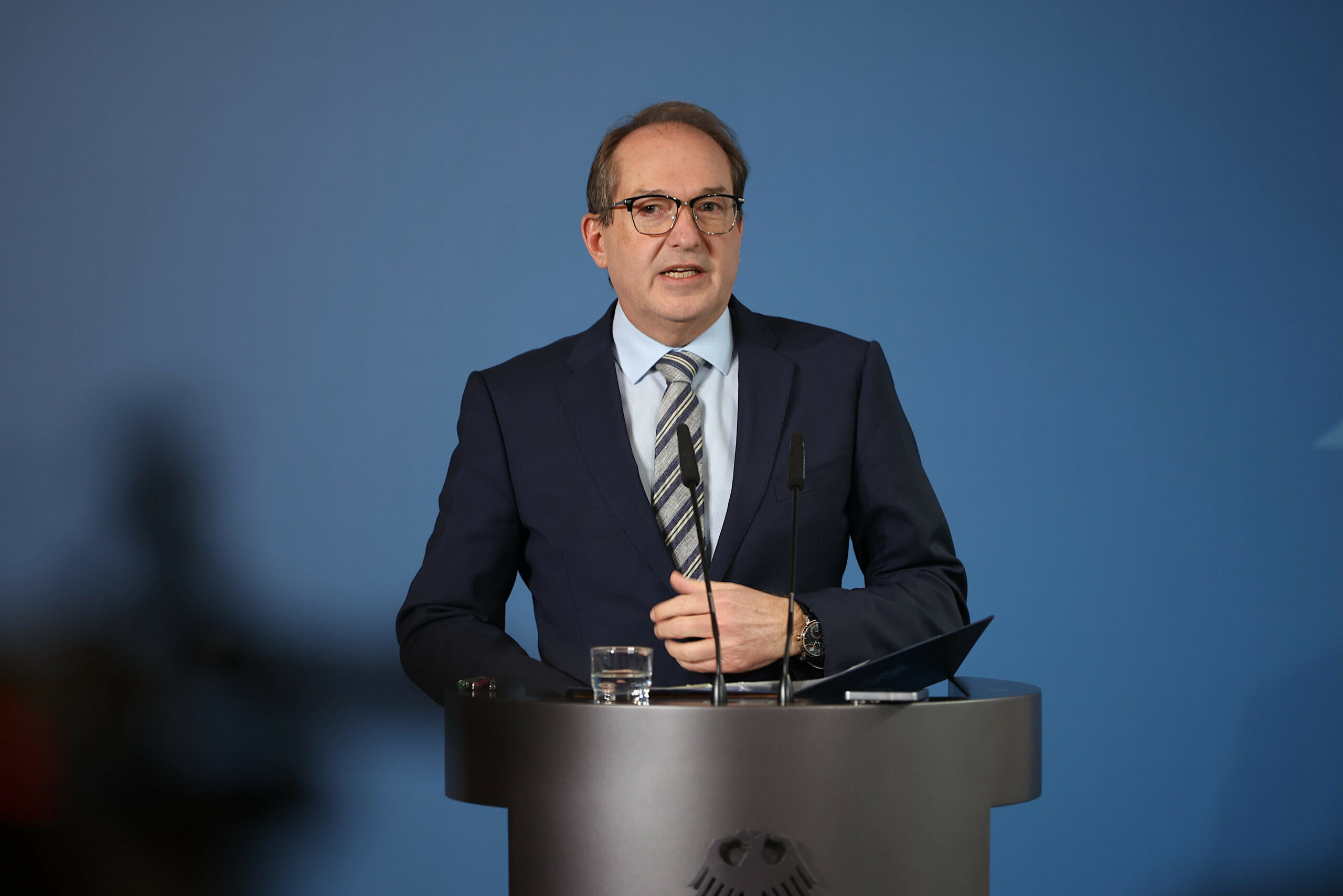 Bundesinnenminister Alexander Dobrindt (CSU) am Rednerpult (Archivbild)