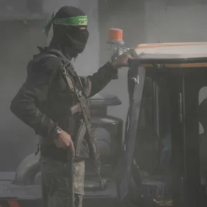 Hamas-Kämpfer und ägyptische Arbeiter suchen in Gaza nach den Leichen israelischer Geiseln.