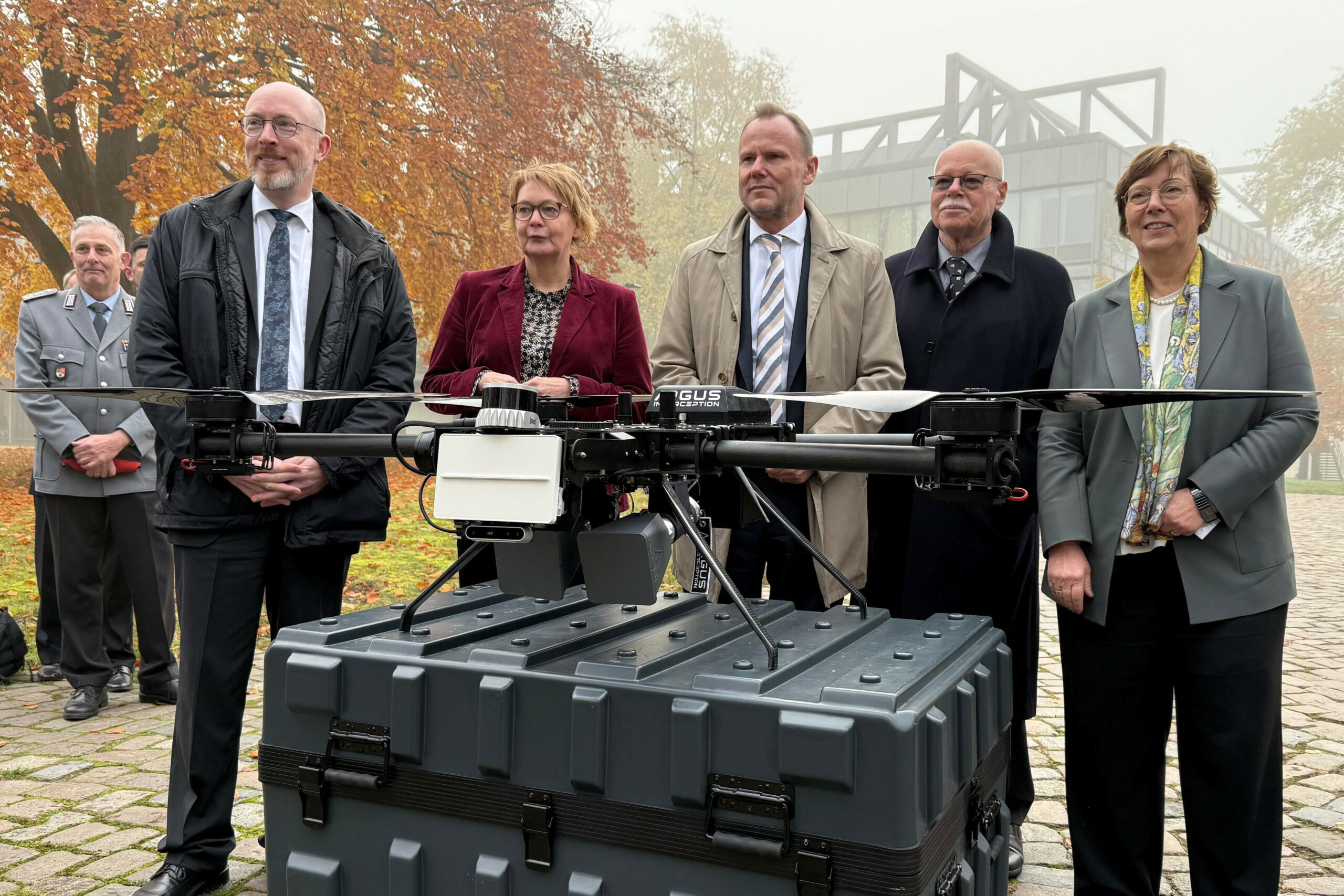 Die Norddeutschen Innenminister stehen beim Drohnengipfel vor einer Abfangdrohne des Modells A1-Falke von Argus Interception.